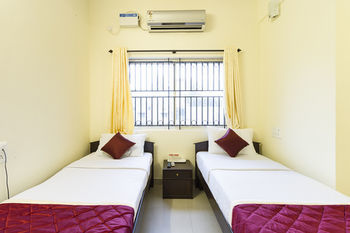 Super Oyo Capital O Premium Hotel Victoria Heights Near Sri Someshwara Swami Temple Bangalore Exteriör bild